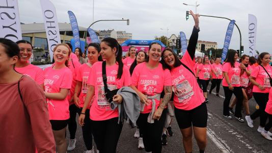 Una marea rosa de 7.000 mujeres participan en la Carrera de la Mujer de A Coruña