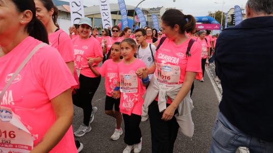 Una marea rosa de 7.000 mujeres participan en la Carrera de la Mujer de A Coruña