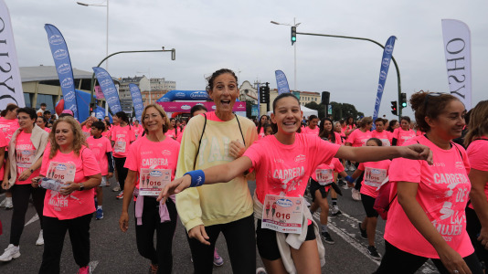 Una marea rosa de 7.000 mujeres participan en la Carrera de la Mujer de A Coruña