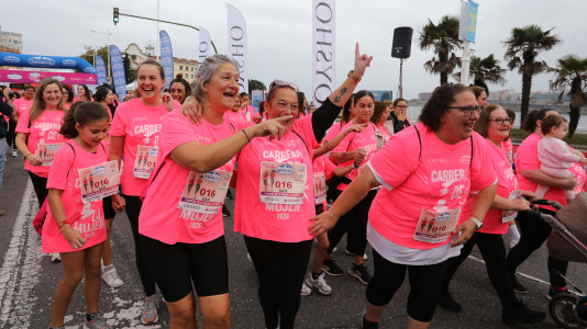 Una marea rosa de 7.000 mujeres participan en la Carrera de la Mujer de A Coruña