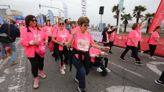 Una marea rosa de 7.000 mujeres participan en la Carrera de la Mujer de A Coruña