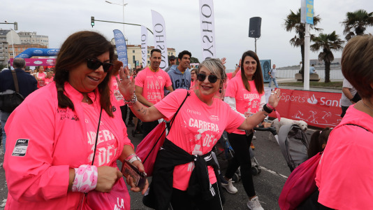 Una marea rosa de 7.000 mujeres participan en la Carrera de la Mujer de A Coruña