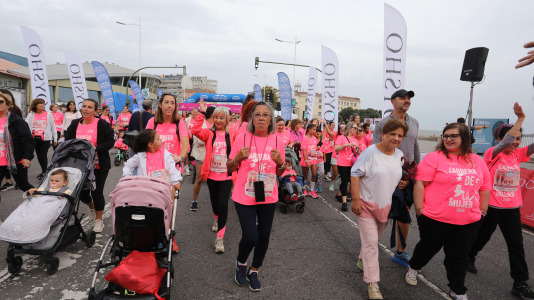 Una marea rosa de 7.000 mujeres participan en la Carrera de la Mujer de A Coruña