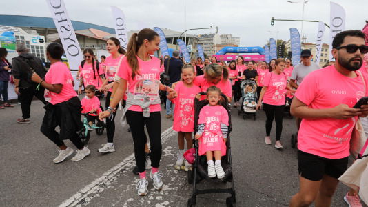 Una marea rosa de 7.000 mujeres participan en la Carrera de la Mujer de A Coruña