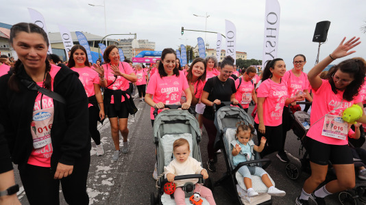 Una marea rosa de 7.000 mujeres participan en la Carrera de la Mujer de A Coruña