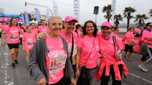 Una marea rosa de 7.000 mujeres participan en la Carrera de la Mujer de A Coruña