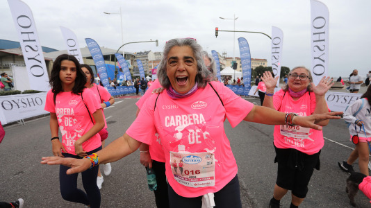 Una marea rosa de 7.000 mujeres participan en la Carrera de la Mujer de A Coruña