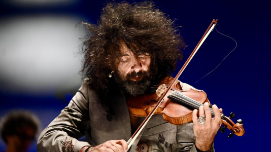 El virtuoso violinista de origen libanés regresó a A Coruña para dar un concierto, esta vez en el Palacio de la Ópera, en el marco de su gira ‘Intruso’, con la que planteó un viaje por la angustia de no encajar para acabar abrazando la riqueza de la identidad multicultural, encontrando un hogar en la música