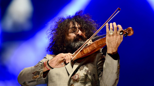 El virtuoso violinista de origen libanés regresó a A Coruña para dar un concierto, esta vez en el Palacio de la Ópera, en el marco de su gira ‘Intruso’, con la que planteó un viaje por la angustia de no encajar para acabar abrazando la riqueza de la identidad multicultural, encontrando un hogar en la música