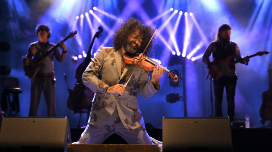 El virtuoso violinista de origen libanés regresó a A Coruña para dar un concierto, esta vez en el Palacio de la Ópera, en el marco de su gira ‘Intruso’, con la que planteó un viaje por la angustia de no encajar para acabar abrazando la riqueza de la identidad multicultural, encontrando un hogar en la música