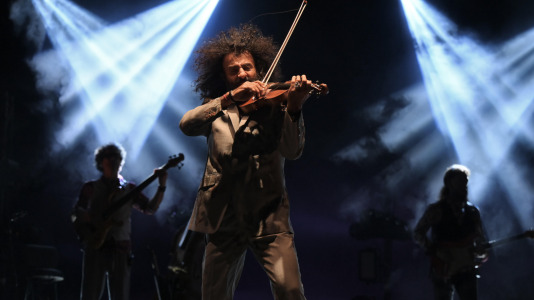 El virtuoso violinista de origen libanés regresó a A Coruña para dar un concierto, esta vez en el Palacio de la Ópera, en el marco de su gira ‘Intruso’, con la que planteó un viaje por la angustia de no encajar para acabar abrazando la riqueza de la identidad multicultural, encontrando un hogar en la música