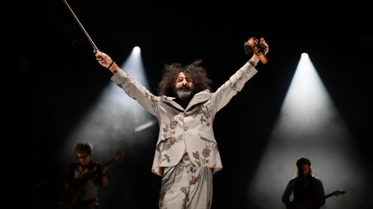 El virtuoso violinista de origen libanés regresó a A Coruña para dar un concierto, esta vez en el Palacio de la Ópera, en el marco de su gira ‘Intruso’, con la que planteó un viaje por la angustia de no encajar para acabar abrazando la riqueza de la identidad multicultural, encontrando un hogar en la música