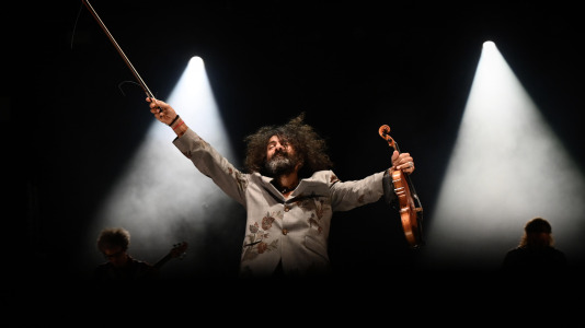 El virtuoso violinista de origen libanés regresó a A Coruña para dar un concierto, esta vez en el Palacio de la Ópera, en el marco de su gira ‘Intruso’, con la que planteó un viaje por la angustia de no encajar para acabar abrazando la riqueza de la identidad multicultural, encontrando un hogar en la música