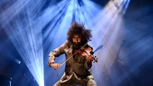 El virtuoso violinista de origen libanés regresó a A Coruña para dar un concierto, esta vez en el Palacio de la Ópera, en el marco de su gira ‘Intruso’, con la que planteó un viaje por la angustia de no encajar para acabar abrazando la riqueza de la identidad multicultural, encontrando un hogar en la música