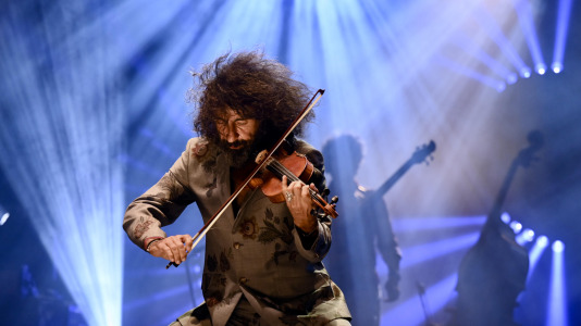 El virtuoso violinista de origen libanés regresó a A Coruña para dar un concierto, esta vez en el Palacio de la Ópera, en el marco de su gira ‘Intruso’, con la que planteó un viaje por la angustia de no encajar para acabar abrazando la riqueza de la identidad multicultural, encontrando un hogar en la música