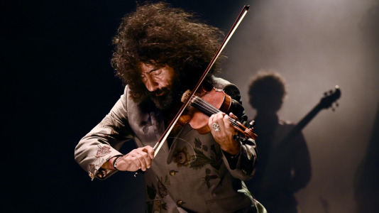 El virtuoso violinista de origen libanés regresó a A Coruña para dar un concierto, esta vez en el Palacio de la Ópera, en el marco de su gira ‘Intruso’, con la que planteó un viaje por la angustia de no encajar para acabar abrazando la riqueza de la identidad multicultural, encontrando un hogar en la música