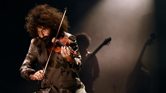El virtuoso violinista de origen libanés regresó a A Coruña para dar un concierto, esta vez en el Palacio de la Ópera, en el marco de su gira ‘Intruso’, con la que planteó un viaje por la angustia de no encajar para acabar abrazando la riqueza de la identidad multicultural, encontrando un hogar en la música