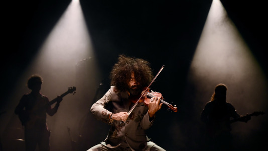 El virtuoso violinista de origen libanés regresó a A Coruña para dar un concierto, esta vez en el Palacio de la Ópera, en el marco de su gira ‘Intruso’, con la que planteó un viaje por la angustia de no encajar para acabar abrazando la riqueza de la identidad multicultural, encontrando un hogar en la música