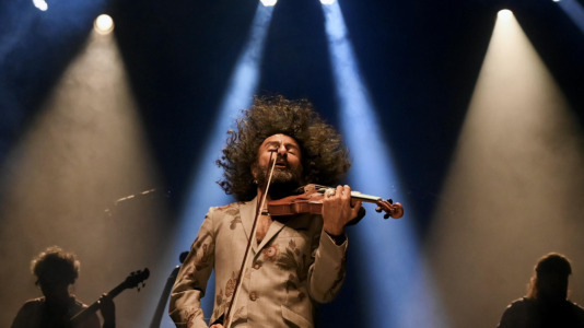 El virtuoso violinista de origen libanés regresó a A Coruña para dar un concierto, esta vez en el Palacio de la Ópera, en el marco de su gira ‘Intruso’, con la que planteó un viaje por la angustia de no encajar para acabar abrazando la riqueza de la identidad multicultural, encontrando un hogar en la música