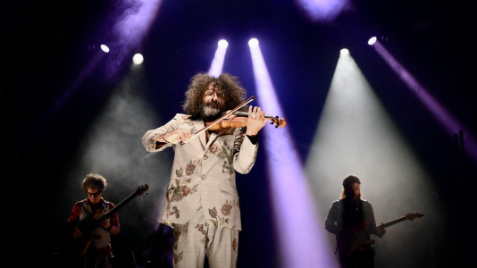 El virtuoso violinista de origen libanés regresó a A Coruña para dar un concierto, esta vez en el Palacio de la Ópera, en el marco de su gira ‘Intruso’, con la que planteó un viaje por la angustia de no encajar para acabar abrazando la riqueza de la identidad multicultural, encontrando un hogar en la música