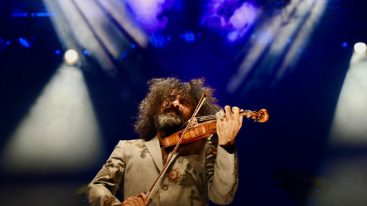 El virtuoso violinista de origen libanés regresó a A Coruña para dar un concierto, esta vez en el Palacio de la Ópera, en el marco de su gira ‘Intruso’, con la que planteó un viaje por la angustia de no encajar para acabar abrazando la riqueza de la identidad multicultural, encontrando un hogar en la música
