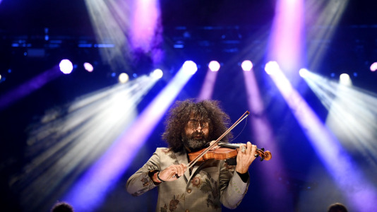 El virtuoso violinista de origen libanés regresó a A Coruña para dar un concierto, esta vez en el Palacio de la Ópera, en el marco de su gira ‘Intruso’, con la que planteó un viaje por la angustia de no encajar para acabar abrazando la riqueza de la identidad multicultural, encontrando un hogar en la música