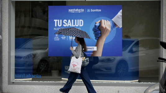 Viandantes sorteando el viento y árboles caídos han sido las escenas más comunes este martes en la ciudad