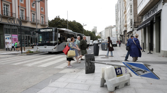 Viandantes sorteando el viento y árboles caídos han sido las escenas más comunes este martes en la ciudad