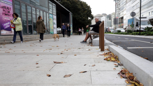 Viandantes sorteando el viento y árboles caídos han sido las escenas más comunes este martes en la ciudad