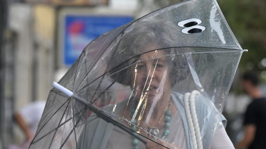 Viandantes sorteando el viento y árboles caídos han sido las escenas más comunes este martes en la ciudad
