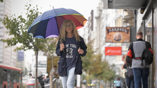 Viandantes sorteando el viento y árboles caídos han sido las escenas más comunes este martes en la ciudad