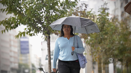 Viandantes sorteando el viento y árboles caídos han sido las escenas más comunes este martes en la ciudad