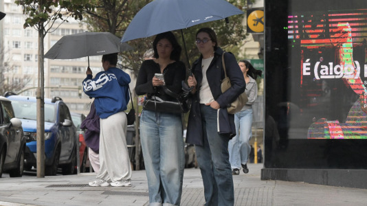 Viandantes sorteando el viento y árboles caídos han sido las escenas más comunes este martes en la ciudad