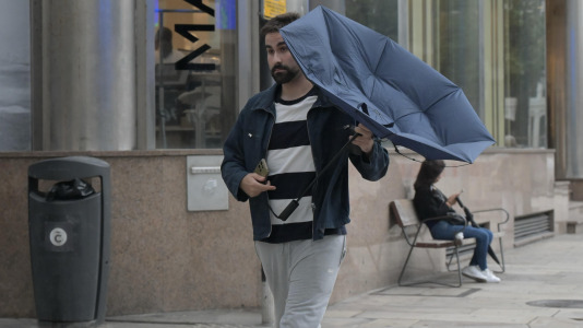 Los viandantes han tenido que lidiar con el fuerte viento este martes, en la ciudad