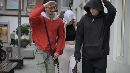 Los viandantes han tenido que lidiar con el fuerte viento este martes, en la ciudad