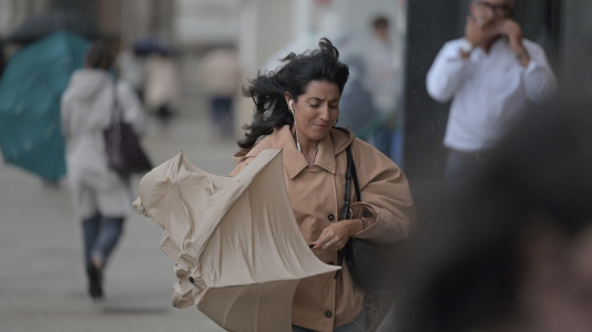 La lluvia y el fuerte viento pusieron en apuros a más de uno en la ciudad