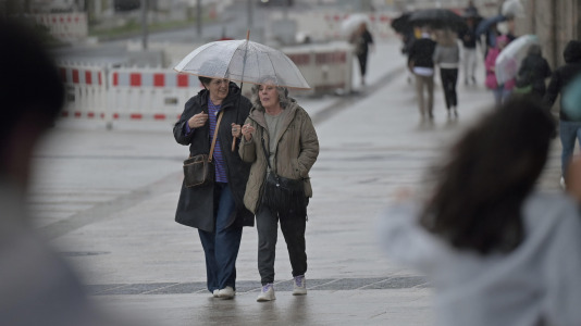 La lluvia y el fuerte viento pusieron en apuros a más de uno en la ciudad