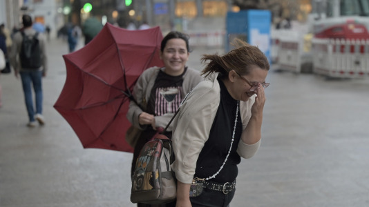La lluvia y el fuerte viento pusieron en apuros a más de uno en la ciudad