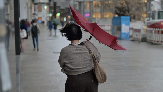 La lluvia y el fuerte viento pusieron en apuros a más de uno en la ciudad