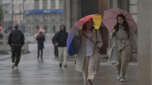 La lluvia y el fuerte viento pusieron en apuros a más de uno en la ciudad