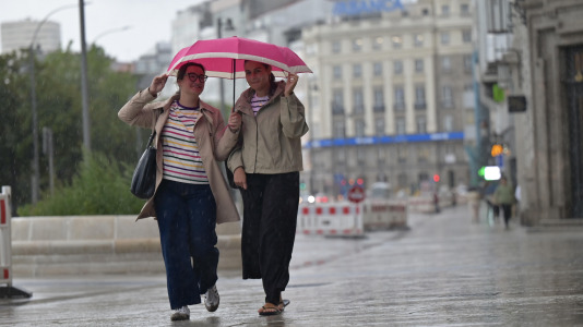 La lluvia y el fuerte viento pusieron en apuros a más de uno en la ciudad
