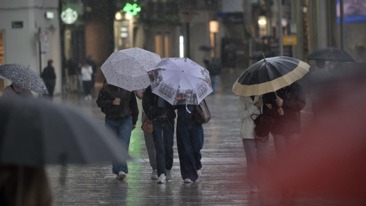 La lluvia y el fuerte viento pusieron en apuros a más de uno en la ciudad