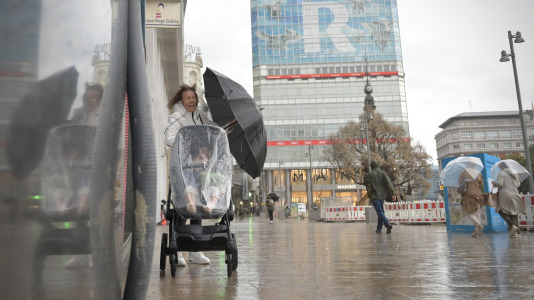 La lluvia y el fuerte viento pusieron en apuros a más de uno en la ciudad