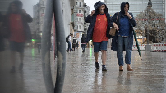 La lluvia y el fuerte viento pusieron en apuros a más de uno en la ciudad