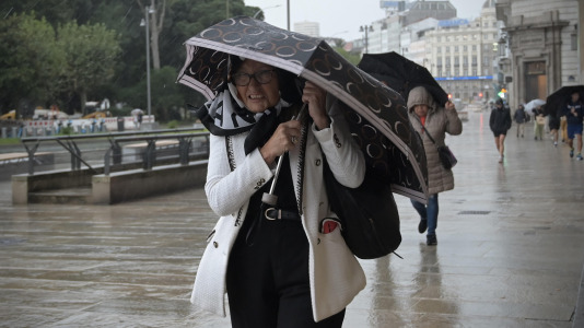 La lluvia y el fuerte viento pusieron en apuros a más de uno en la ciudad