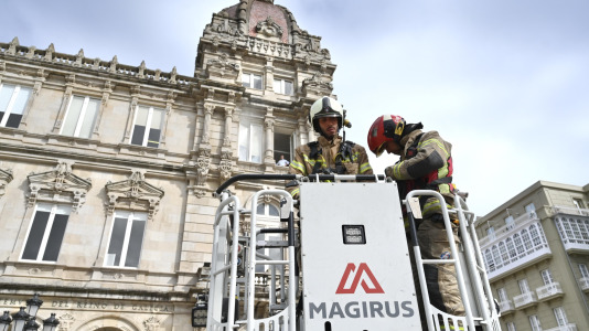 Los Bomberos de A Coruña realizaron un simulacro en María Pita dentro de las actividades de la Semana de la Prevención