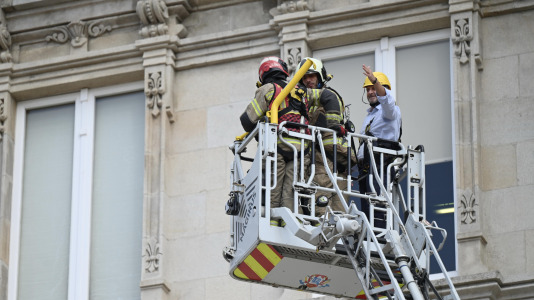 Los Bomberos de A Coruña realizaron un simulacro en María Pita dentro de las actividades de la Semana de la Prevención