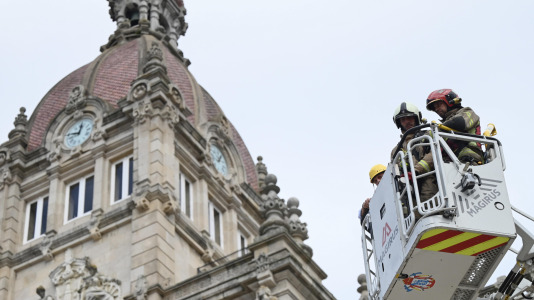 Los Bomberos de A Coruña realizaron un simulacro en María Pita dentro de las actividades de la Semana de la Prevención