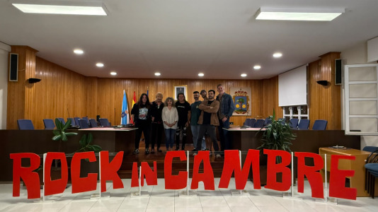 Músicos con la alcaldesa en el Ayuntamiento