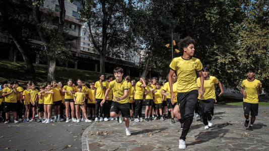 El colegio Franciscanos, para conmemorar los 800 años del tránsito de San Francisco, que se cumplen este sábado, 3 de octubre, realizó una carrera que además de promover la salud, tiene un fin solidario: recolectar fondos para la asociación Boa Noite